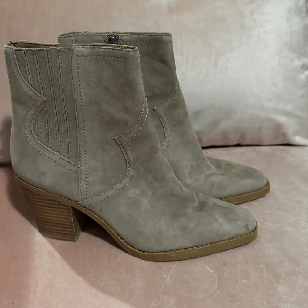 Lucky Brand Womens Jaide Taupe Suede Ankle Cowboy, Western Boots Shoes 9.5M - Picture 4 of 7